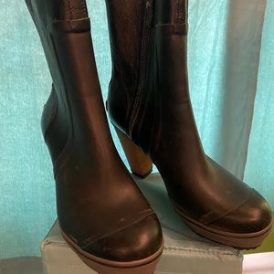 Sorel high heel boot - only worn a few times - size 9